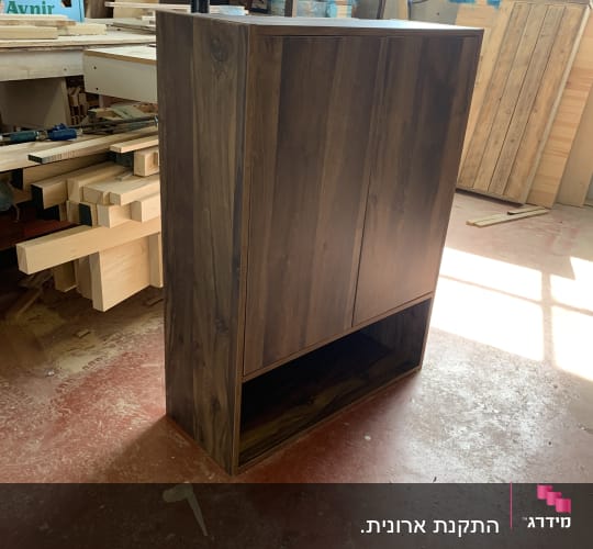 ארון עץ בעבודת נגרות בסדנה עם כלים וחומרים